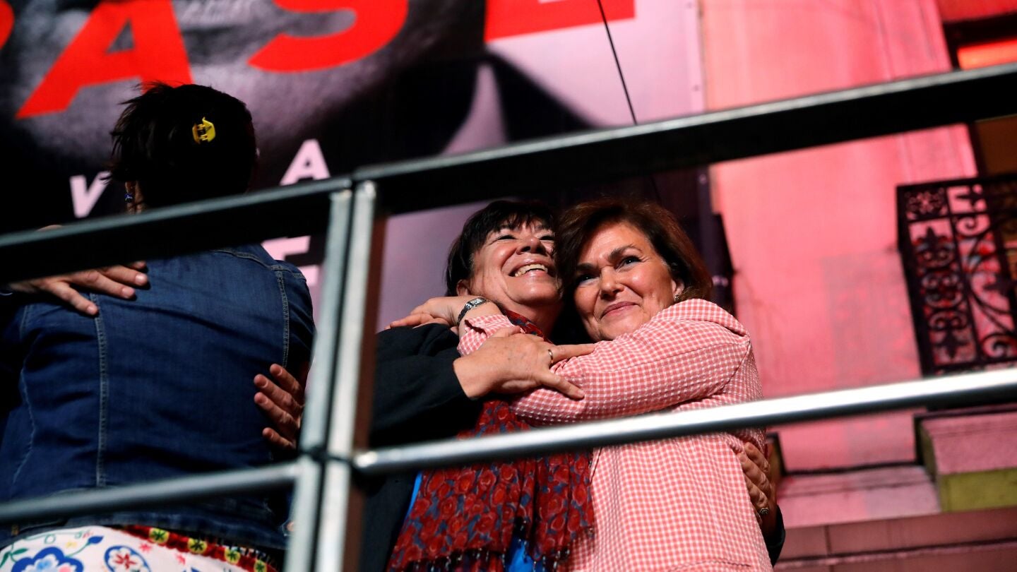 Las socialistas Carmen Calvo y Cristina Narbona durante la valoraci&oacute;n de los resultados