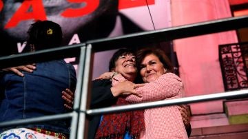 Las socialistas Carmen Calvo y Cristina Narbona durante la valoración de los resultados