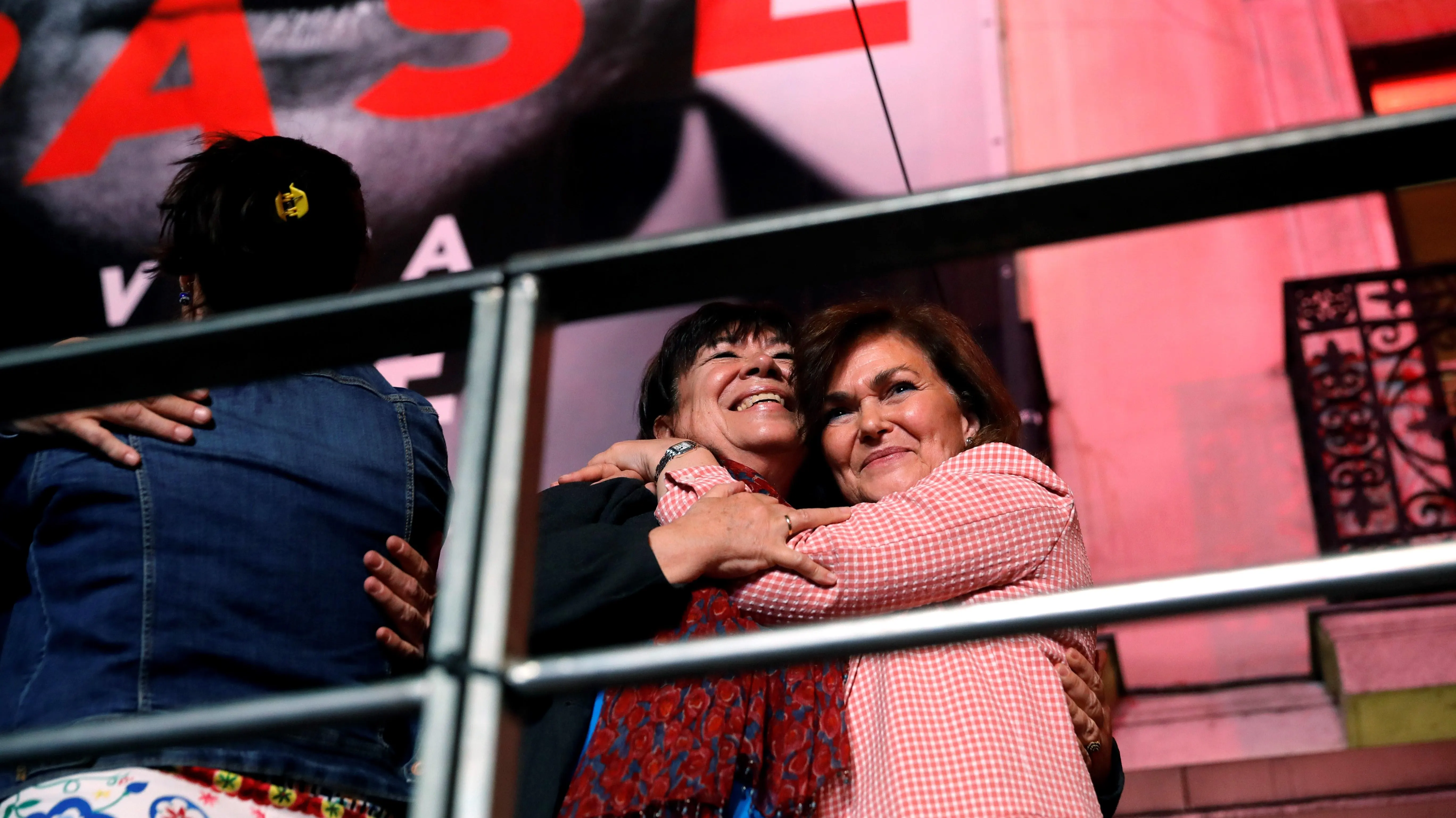 Las socialistas Carmen Calvo y Cristina Narbona durante la valoración de los resultados