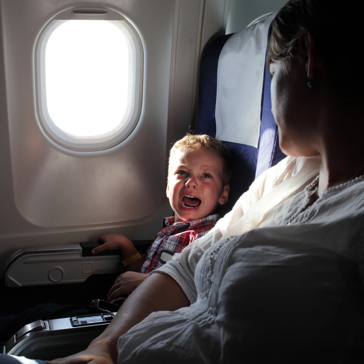 Volar en avión con un bebé: consejos para planificar un viaje más