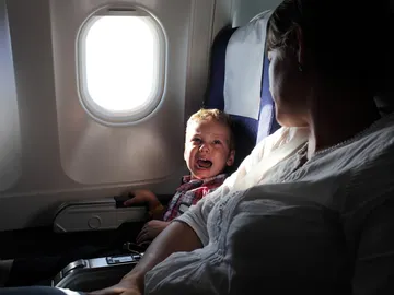 Niño llorando en el avión Niño llorando en el avión