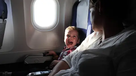 Niño llorando en el avión Niño llorando en el avión