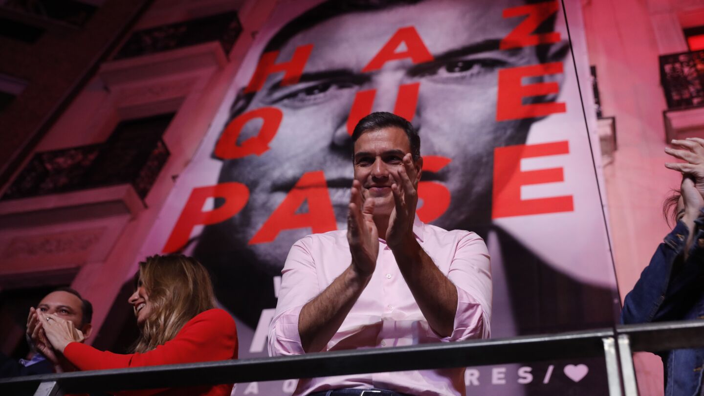 Pedro S&aacute;nchez celebra en la sede del PSOE la victoria electoral.