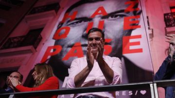Pedro Sánchez celebra en la sede del PSOE la victoria electoral.