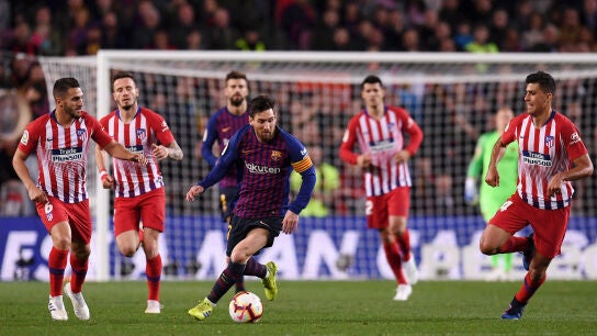 Messi lleva el bal&oacute;n en un partido ante el Atl&eacute;tico