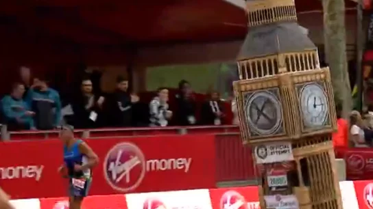 Un corredor, disfrazado de Big Ben en la maratón de Londres Un corredor, disfrazado de Big Ben en la maratón de Londres