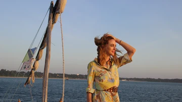 Marta Hazas en medio del mar en Zanzíbar