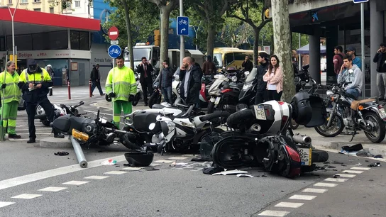 Varias motos arrolladas por una furgoneta en Barcelona Varias motos arrolladas por una furgoneta en Barcelona