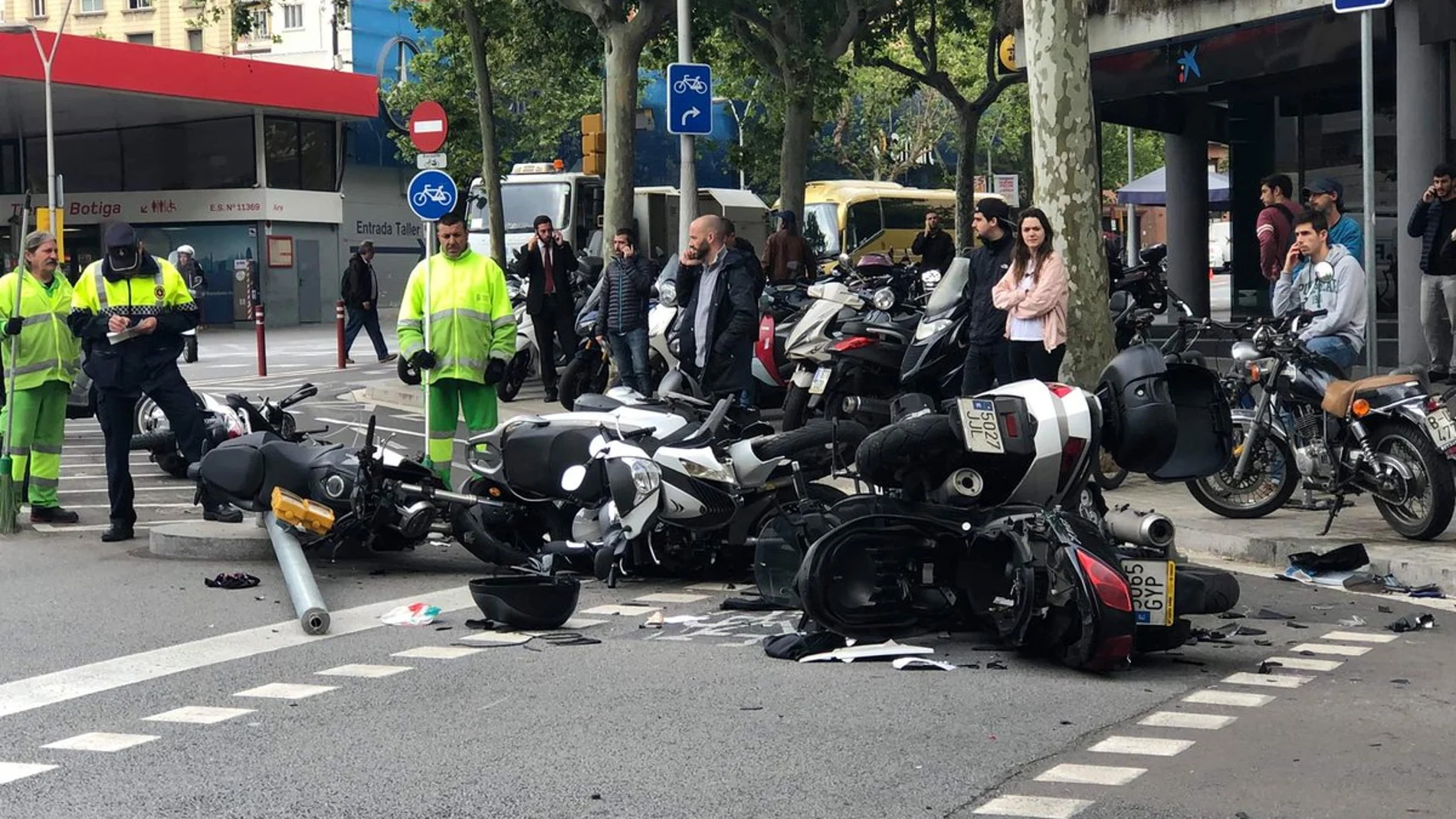 Varias motos arrolladas por una furgoneta en Barcelona
