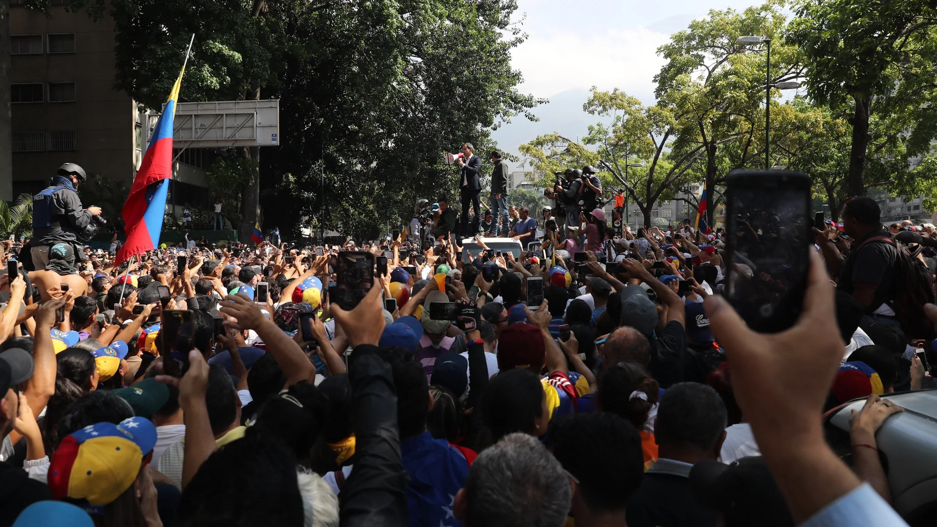 Oposición en Caracas apoya el levantamiento de Juan Guaidó