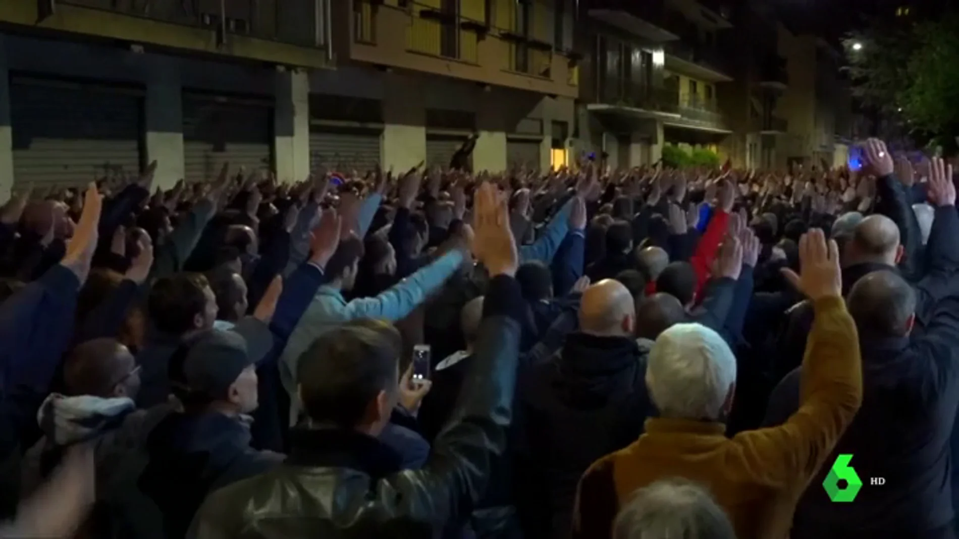 Cientos de personas hacen el saludo fascista en una multitudinaria concentración en Milán