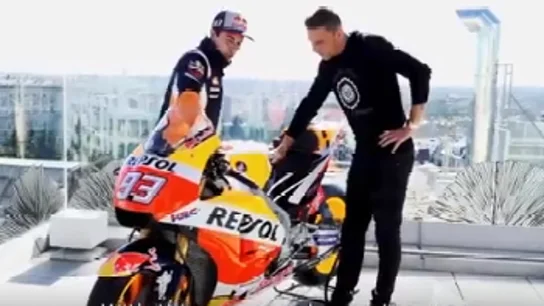 Márquez enseñándole la moto a Joaquín Márquez enseñándole la moto a Joaquín