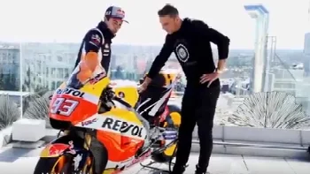 Márquez enseñándole la moto a Joaquín