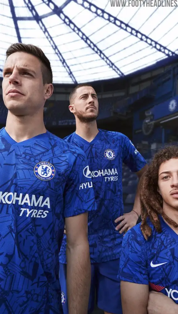 Hazard posa con la nueva camiseta del Chelsea Hazard posa con la nueva camiseta del Chelsea