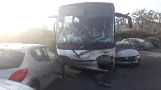 Heridos 13 menores al caer un autob&uacute;s escolar por un terrapl&eacute;n y empotrarse contra varios coches en Barcelona