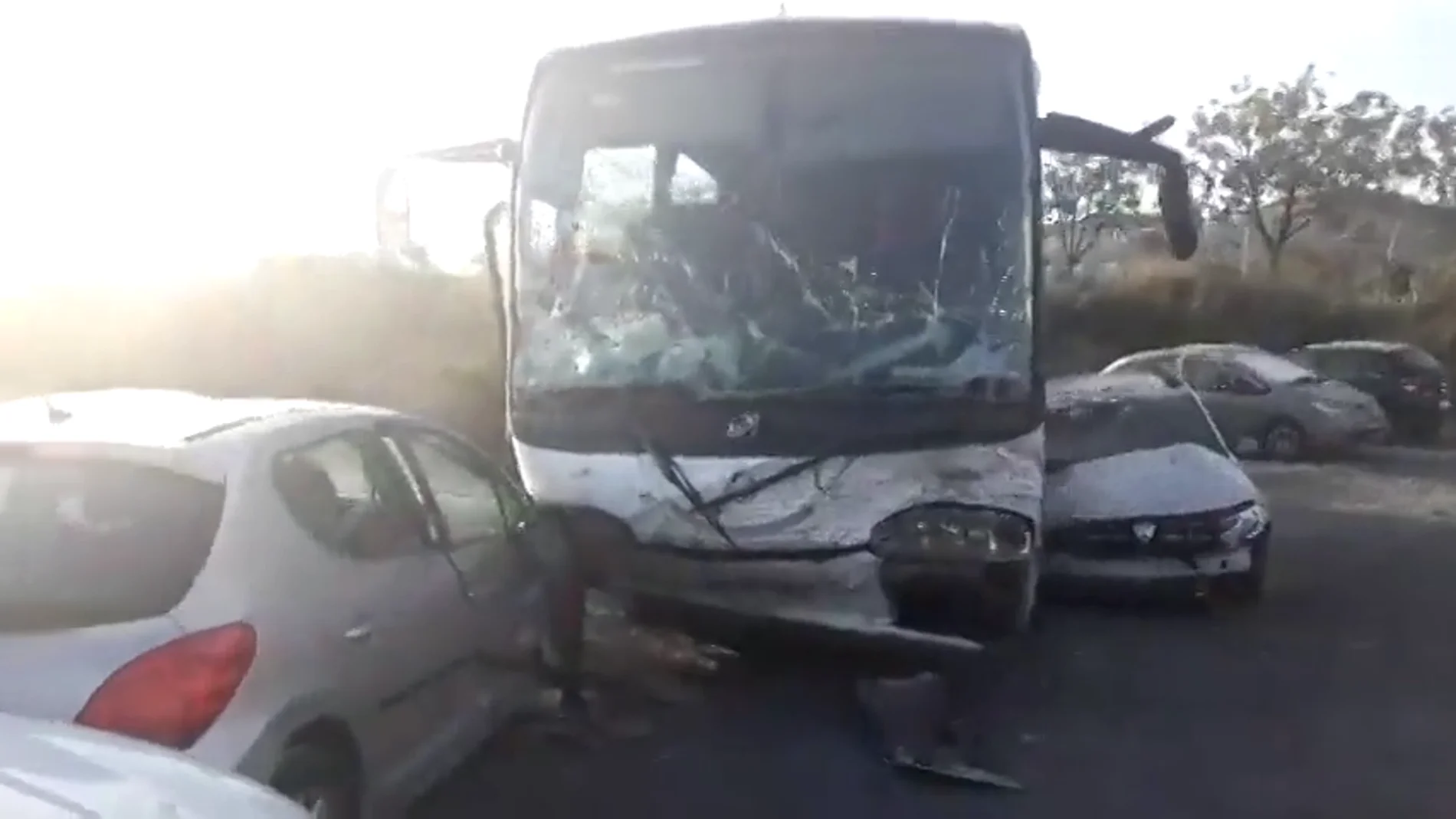 Heridos 13 menores al caer un autobús escolar por un terraplén y empotrarse contra varios coches en Barcelona