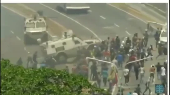 Tanques de las tropas de Maduro atropellan a manifestantes opositores en Venezuela Tanques de las tropas de Maduro atropellan a manifestantes opositores en Venezuela