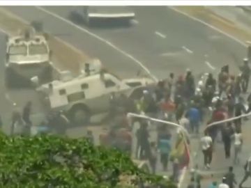 Tanques de las tropas de Maduro atropellan a manifestantes opositores en Venezuela