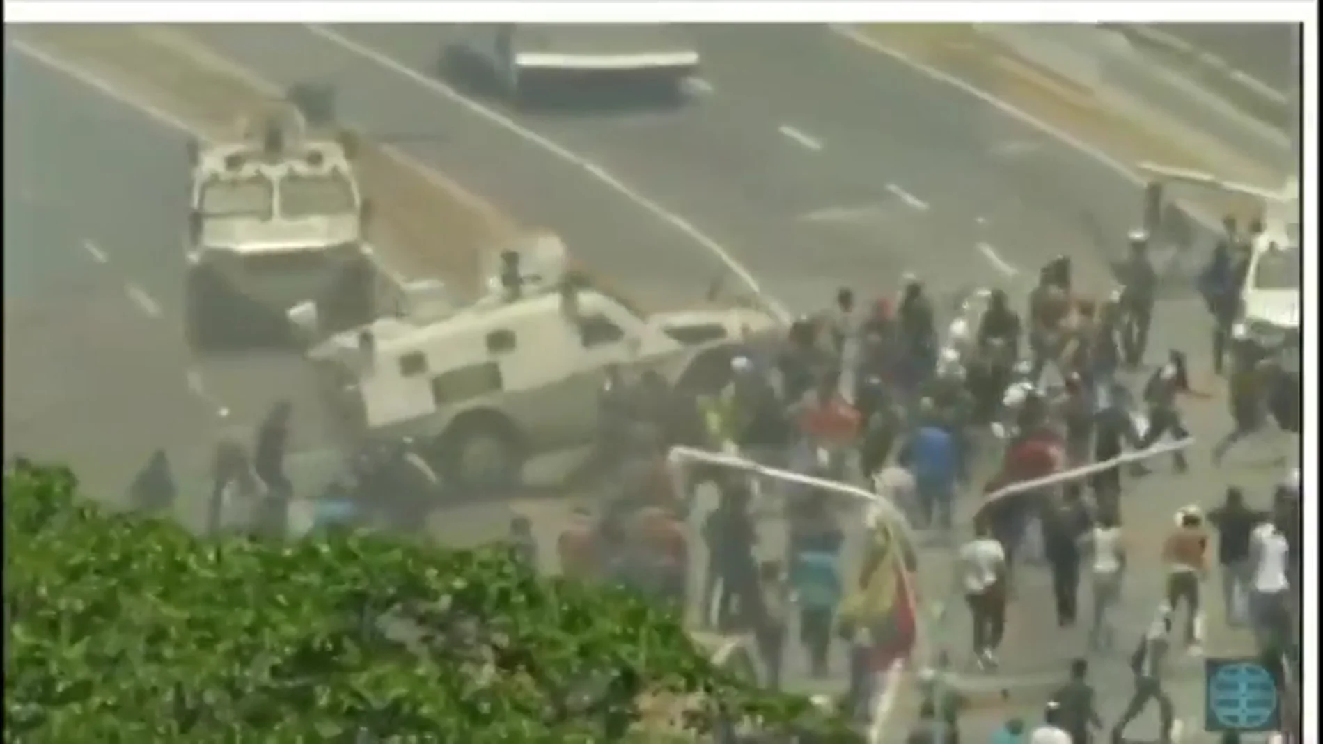Tanques de las tropas de Maduro atropellan a manifestantes opositores en Venezuela