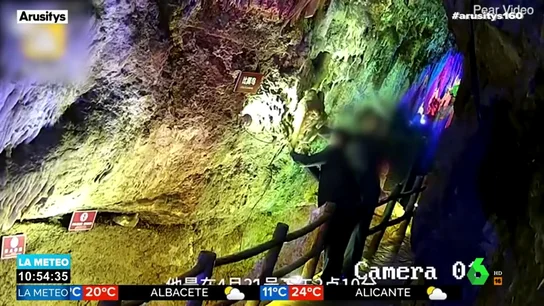 Tres turistas arrancan y roban varias estalactitas de un millón de años en una cueva de China Tres turistas arrancan y roban varias estalactitas de un millón de años en una cueva de China