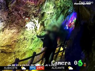 Tres turistas arrancan y roban varias estalactitas de un millón de años en una cueva de China Tres turistas arrancan y roban varias estalactitas de un millón de años en una cueva de China