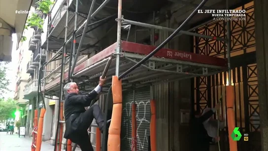 Trepando por un andamio y a gritos: así intenta Josep Bou apagar un incendio junto a la sede del PP Trepando por un andamio y a gritos: así intenta Josep Bou apagar un incendio junto a la sede del PP