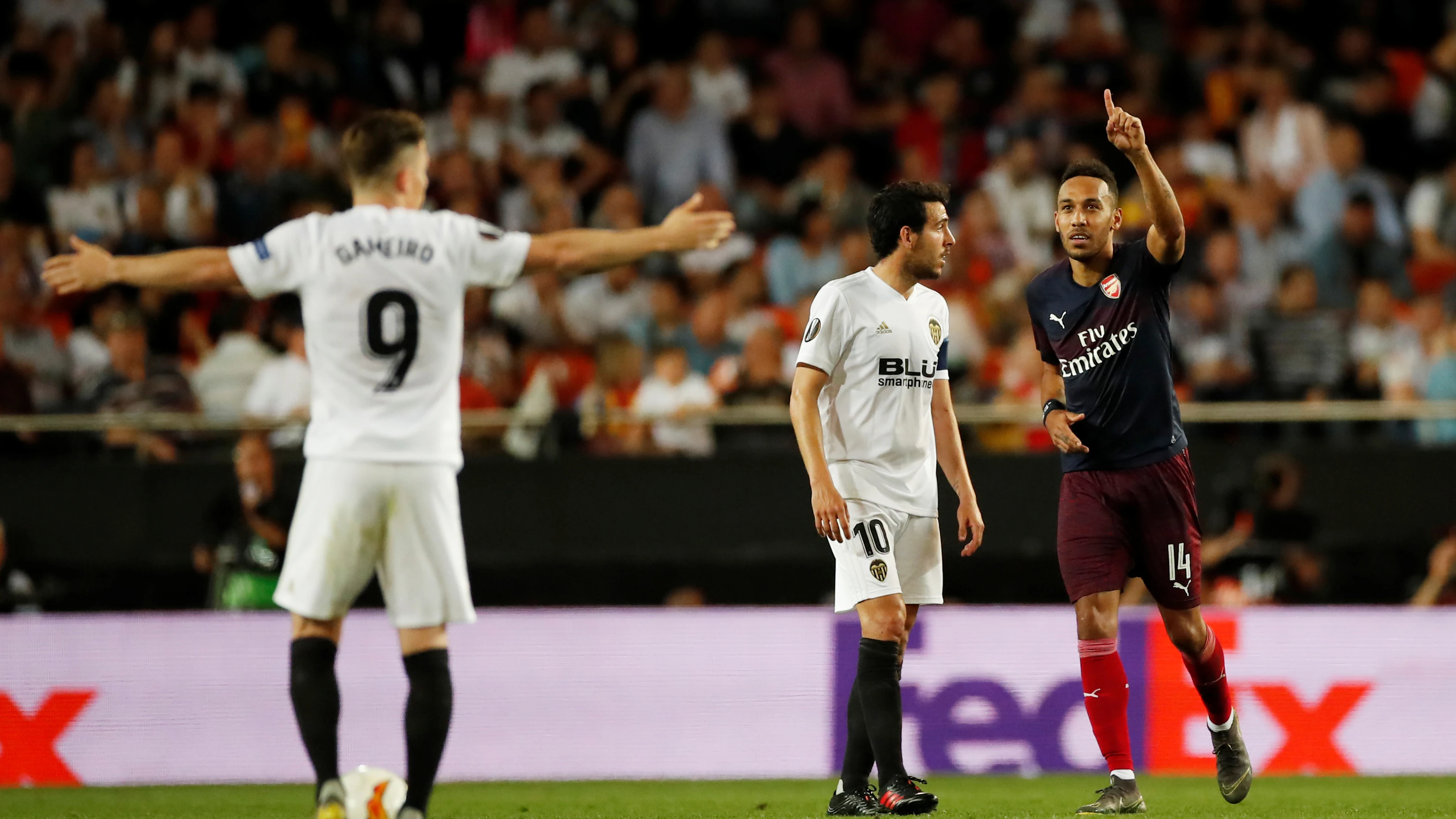 Aubameyang celebra uno de sus goles contra el Valencia