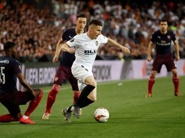 Gameiro, en acción contra el Arsenal Gameiro, en acción contra el Arsenal