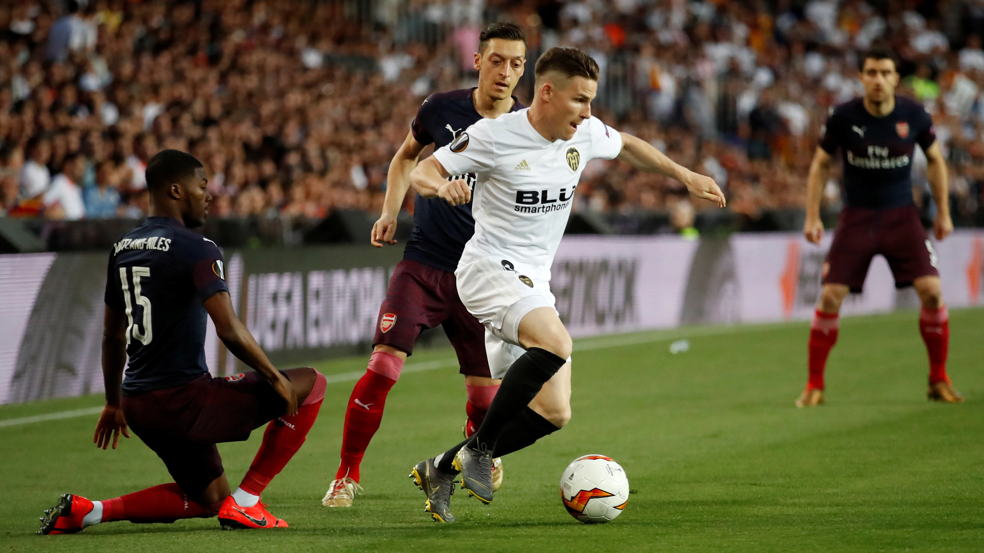 Gameiro, en acción contra el Arsenal