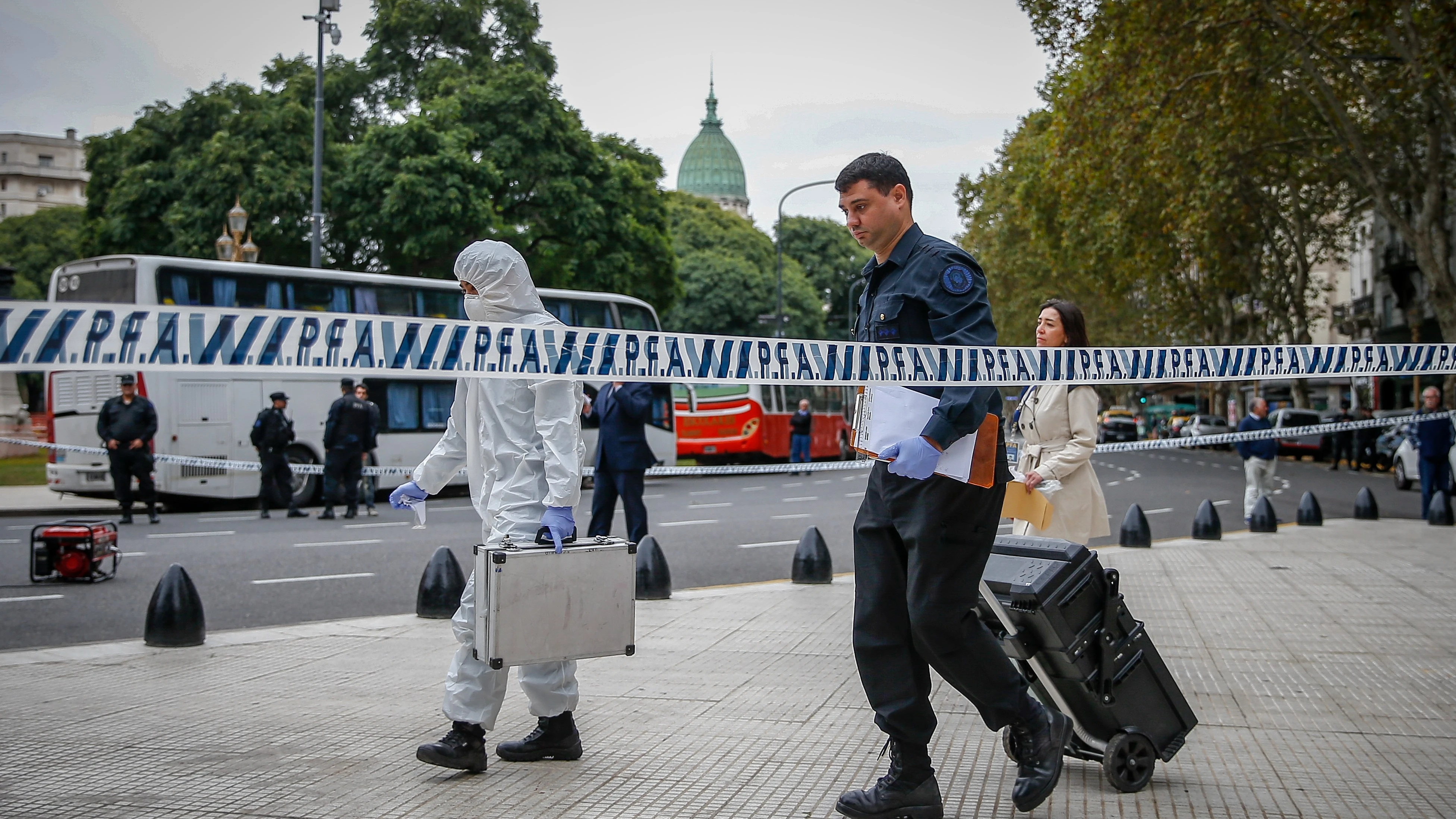 Miembros de la Policía Federal Argentina trabajan cerca del Congreso de la Nación