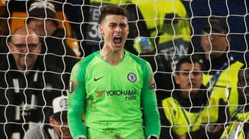 Kepa celebra una de sus paradas contra el Eintracht