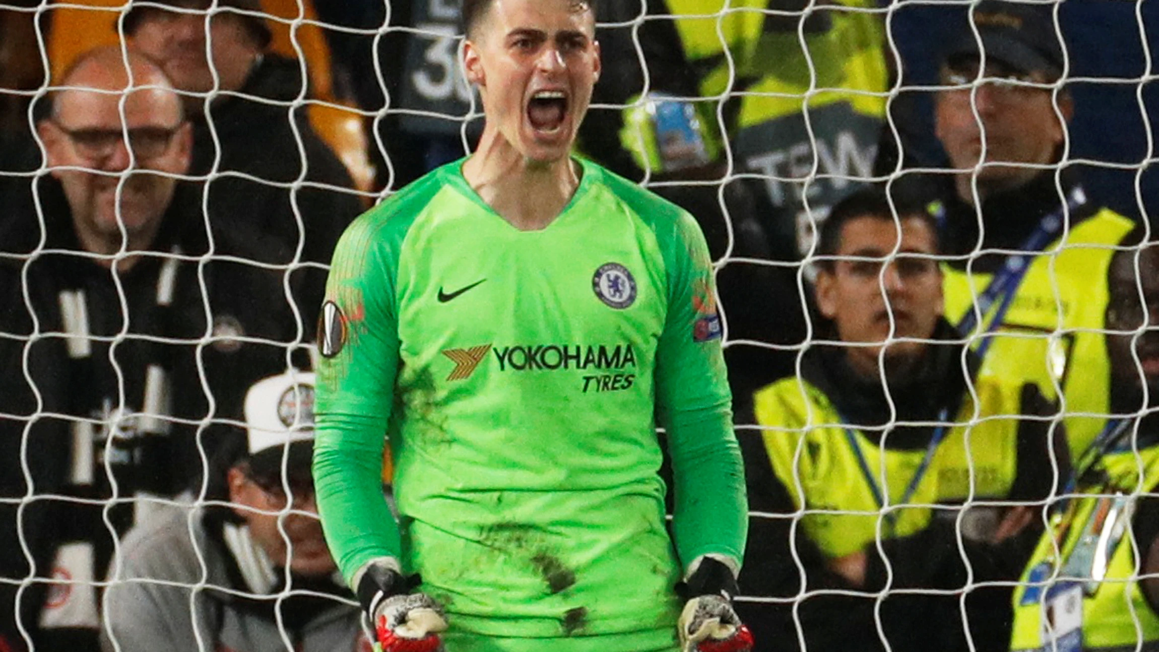 Kepa celebra una de sus paradas contra el Eintracht