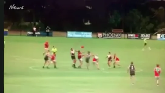 Duras imágenes: le parten el cuello en un partido de fútbol australiano Duras imágenes: le parten el cuello en un partido de fútbol australiano