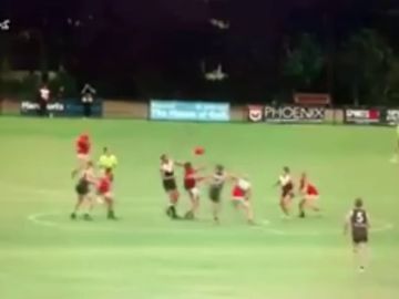 Duras imágenes: le parten el cuello en un partido de fútbol australiano Duras imágenes: le parten el cuello en un partido de fútbol australiano