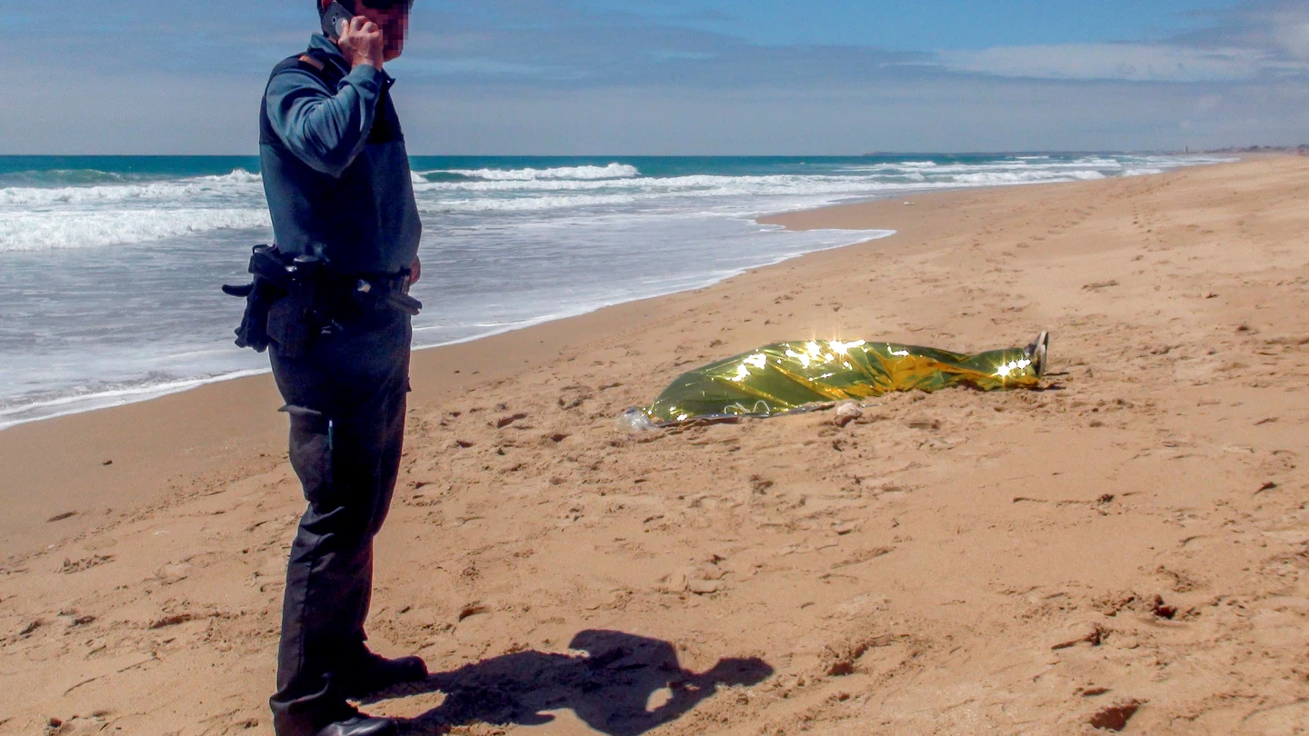 El cadáver del menor en la playa de El Palmar El cadáver del menor en la playa de El Palmar