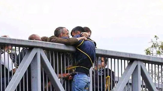 Imagen del hombre siendo sujetado para que no se suicide Imagen del hombre siendo sujetado para que no se suicide