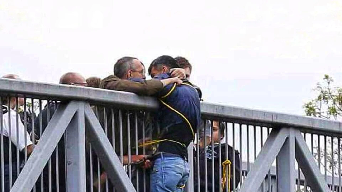 Imagen del hombre siendo sujetado para que no se suicide Imagen del hombre siendo sujetado para que no se suicide