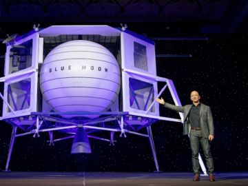 Jeff Bezos presenta 'Blue Moon', el plan para llegar a la luna y establecer comunidades habitables