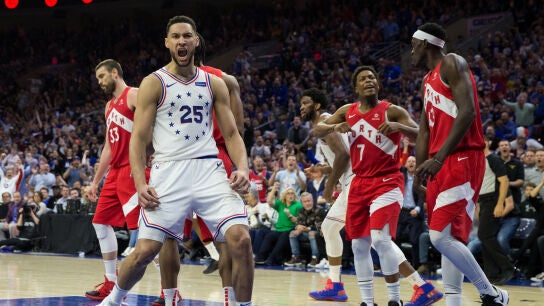 Ben Simmons celebra una canasta ante los jugadores de Toronto Raptors