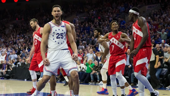 Ben Simmons celebra una canasta ante los jugadores de Toronto Raptors Ben Simmons celebra una canasta ante los jugadores de Toronto Raptors