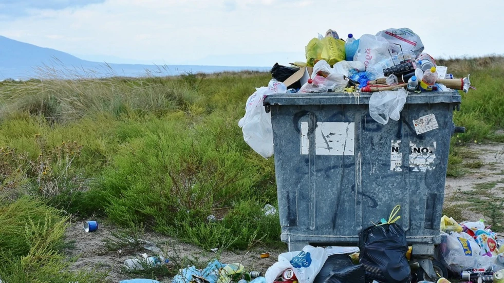 Bolsas de plástico en contenedor de basura