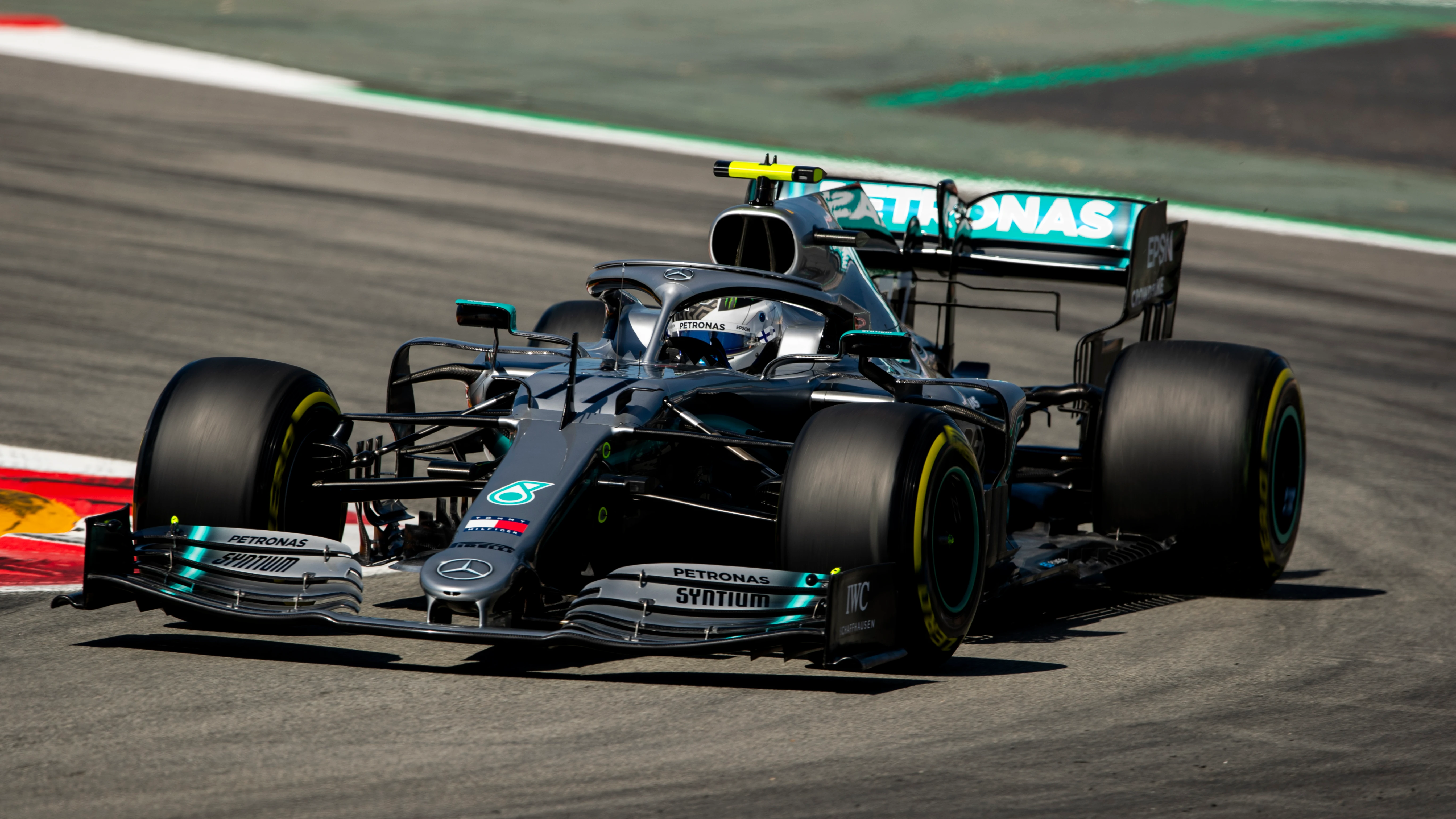 Bottas traza una curva con el Mercedes en Montmeló