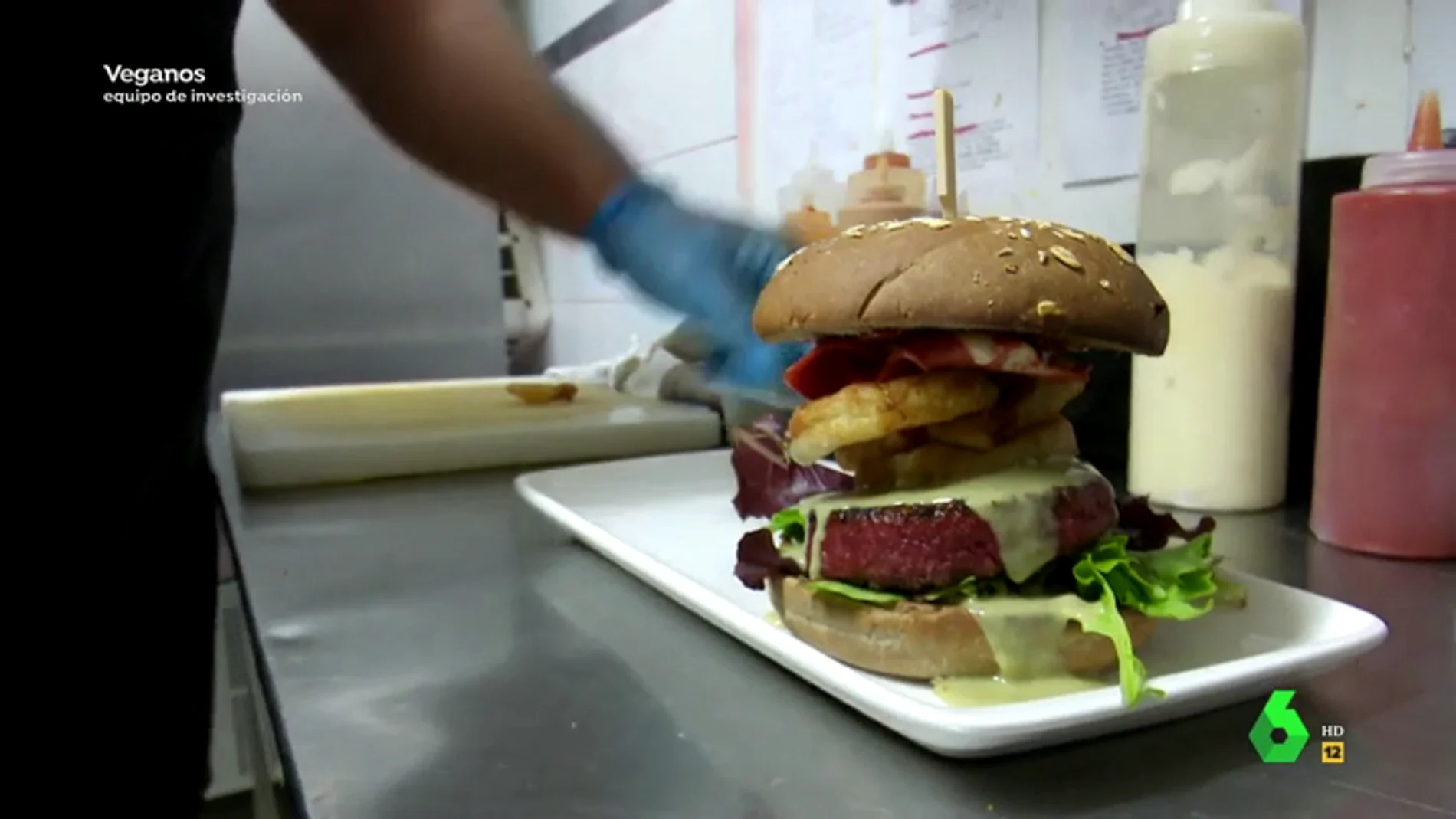 Así es la hamburguesa 100% vegetal que imita sabor y el aroma de la carne (con bacon incluido)