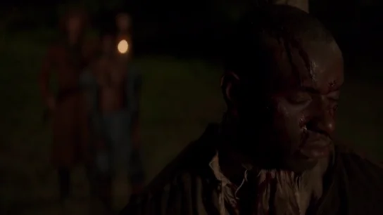 Ahorcan a uno de los compañeros de Kunta Kinte por "urdir un siniestro plan" en Raíces Ahorcan a uno de los compañeros de Kunta Kinte por "urdir un siniestro plan" en Raíces