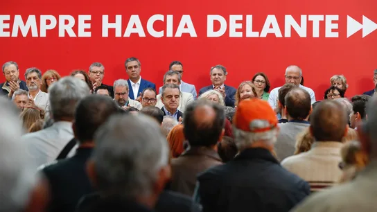 Miembros del PSOE Madrid apluden por el exlíder del PSOE Alfredo Pérez Rubalcaba Miembros del PSOE Madrid apluden por el exlíder del PSOE Alfredo Pérez Rubalcaba