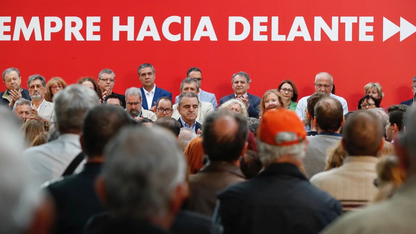 Miembros del PSOE Madrid apluden por el exlíder del PSOE Alfredo Pérez Rubalcaba Miembros del PSOE Madrid apluden por el exlíder del PSOE Alfredo Pérez Rubalcaba