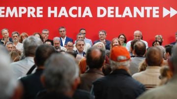 Miembros del PSOE Madrid apluden por el exlíder del PSOE Alfredo Pérez Rubalcaba