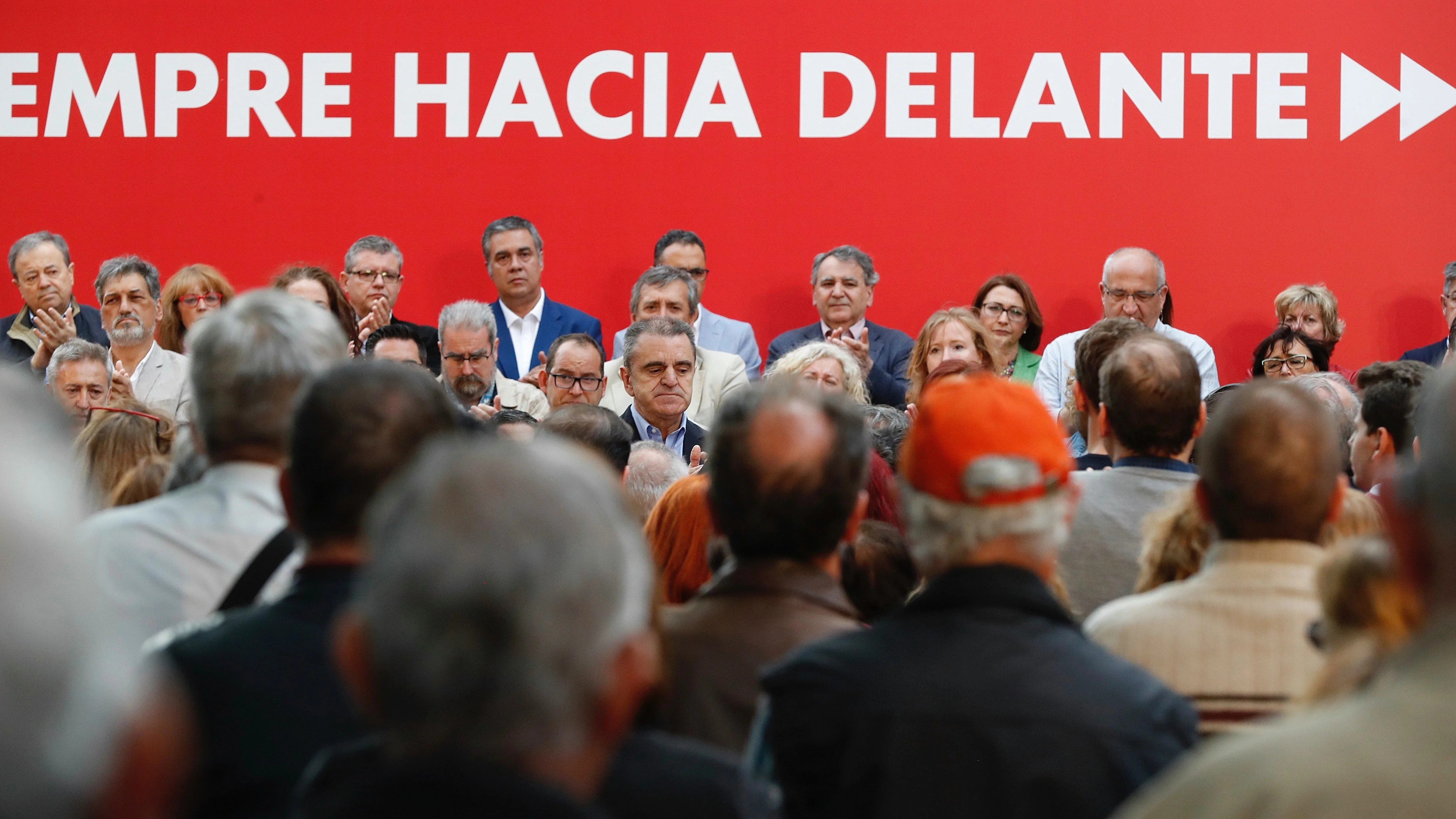 Miembros del PSOE Madrid apluden por el exlíder del PSOE Alfredo Pérez Rubalcaba