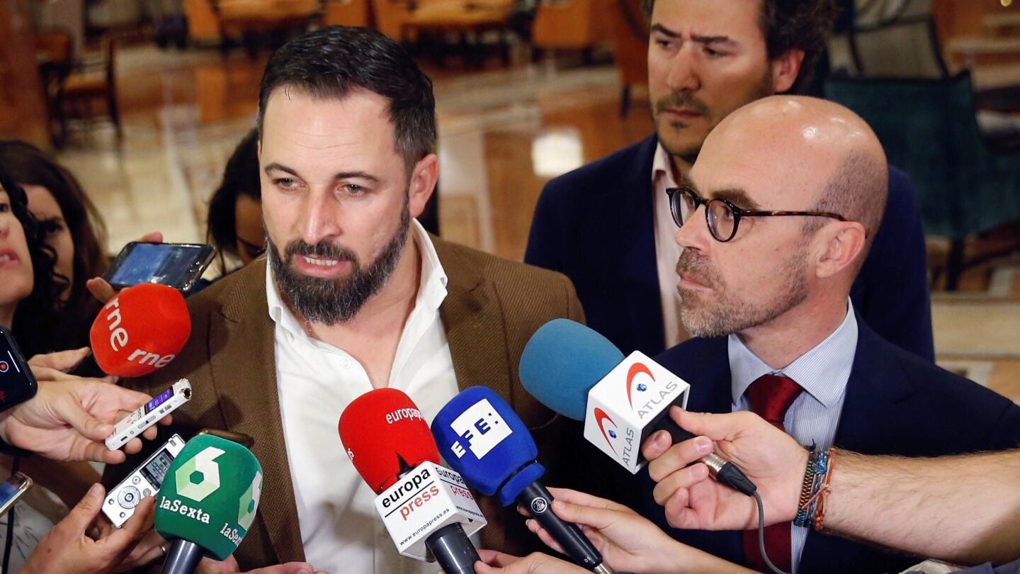 El l&iacute;der de Vox Santiago Abascal, realiza declaraciones junto al cabeza de lista al Parlamento Europeo, Jorge Buxad&eacute;