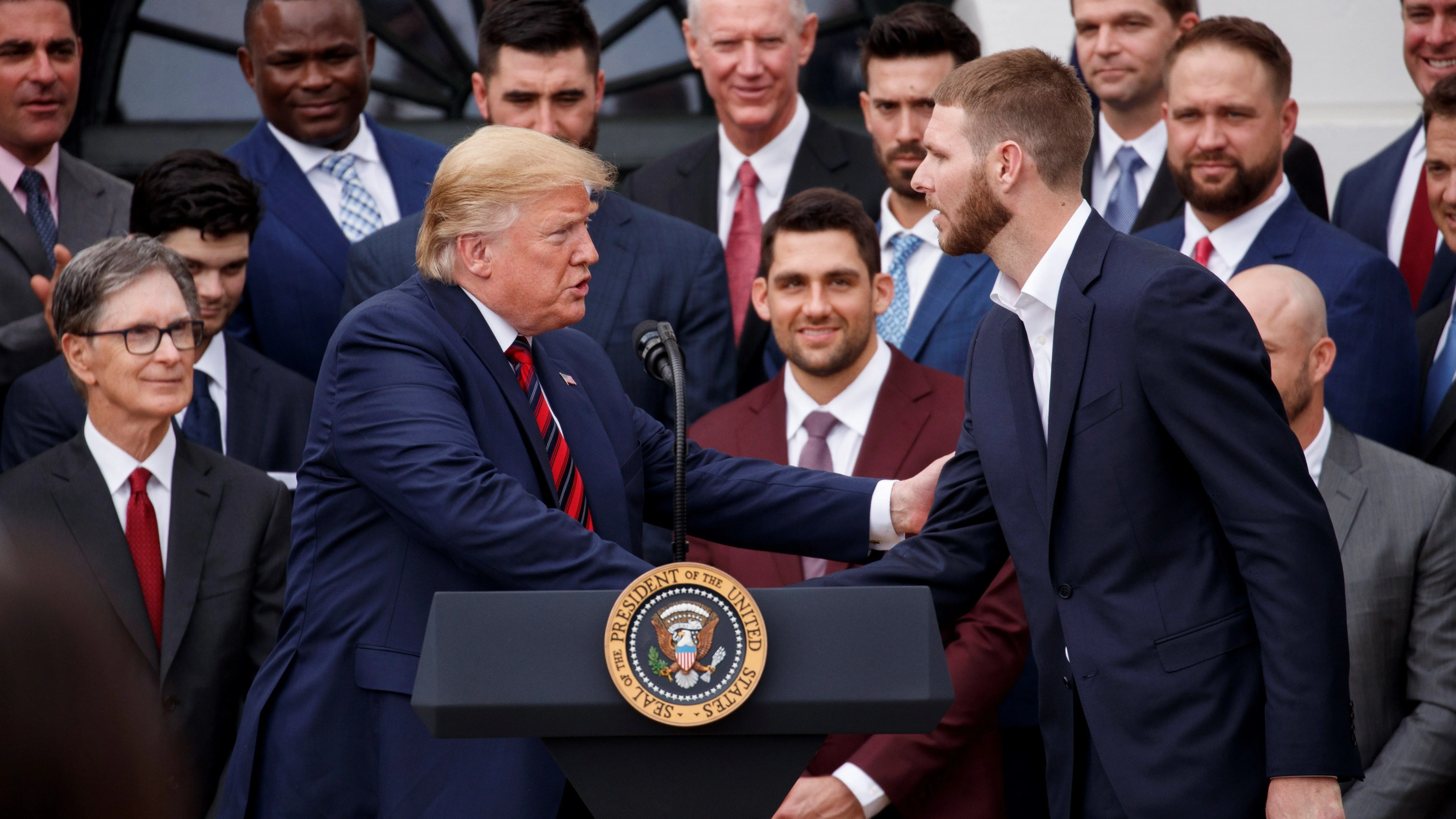 Donald Trump recibe a la plantilla de los Boston Red Sox